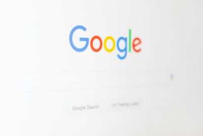 Opinie Google w krzywym zwierciadle: Jak recenzje odbijają się na wizerunku firmy i klientach?